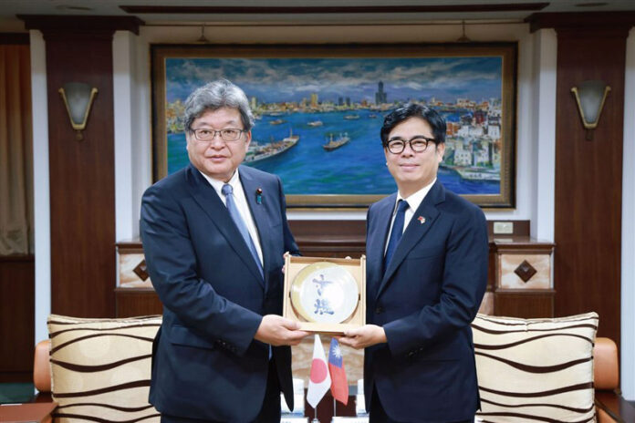 陳其邁高雄市長(右)と面会する自民党の萩生田光一幹事長代行=12月23日、高雄市(圖/中央社) 陳其邁高雄市長(右)と面会する自民党の萩生田光一幹事長代行=12月23日、高雄市(圖/中央社)