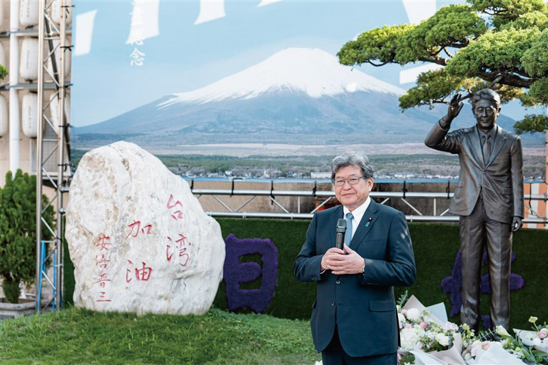 高雄市内の廟（びょう）紅毛港保安堂を訪れ、安倍晋三元首相の銅像に献花した自民党の萩生田光一幹事長代行＝12月23日（圖/中央社）