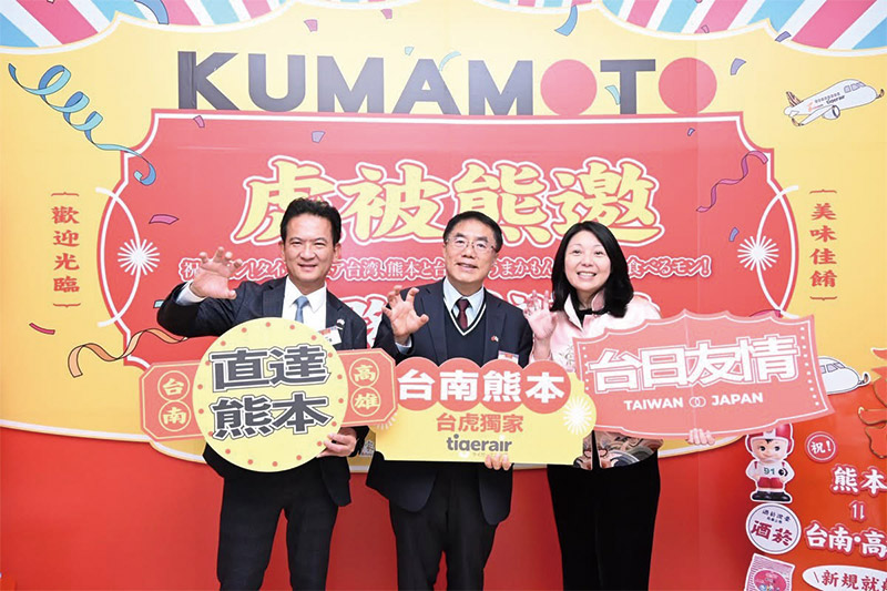 台南市市長黃偉哲（中）跟林俊憲議員（左1）參加此次的辦桌 (圖/台灣虎航Facebook)