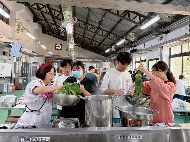 陳校長指導學生製作雜煮的重點