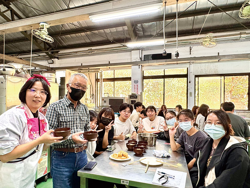 學生們跟老師一起拍攝成果照