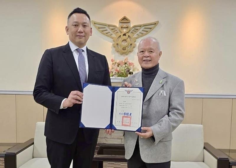 開南大學董事長顏志光（左）頒發聘書予總統府國策顧問陳天隆（右），聘任其擔任校務顧問。(圖:中央社)