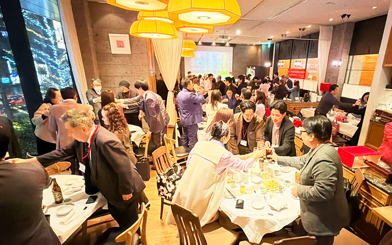 会場で盛り上がっている