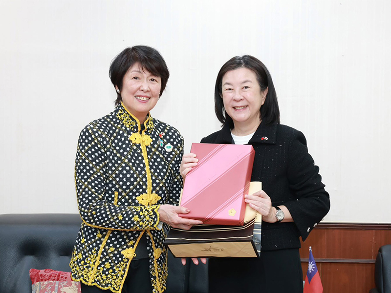 お土産贈呈　右：大阪市会議長　辻　淳子　左：臺南市議長邱莉莉