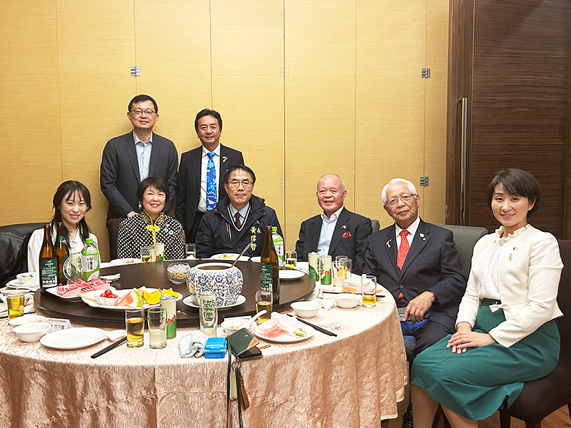台南市長黃偉哲（左３）と食事歓談