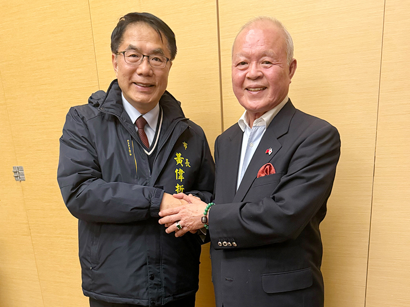 左：国策顧問　陳天隆