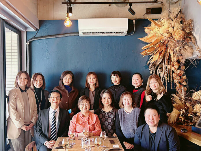徐佳菁委員長和栃木台灣總會執行部合影 （前左1）栃木臺灣總會會長鄭鈞晏