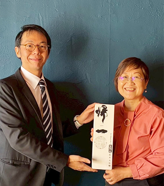 （左）栃木臺灣總會會長鄭鈞晏/（右）徐佳菁委員長