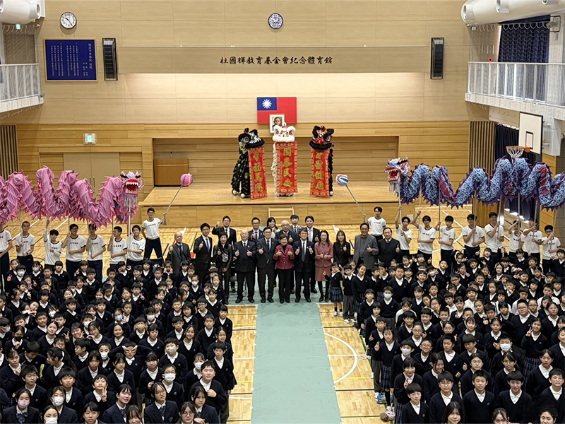 橫濱中華學院舉辦歡迎活動，全校師生與僑界貴賓合影，展現僑校團結與蓬勃活力