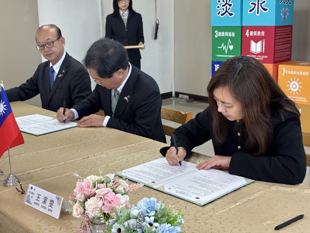 協定由淡水國中校長王潔雯（右1）與小美玉市教育長羽鳥文雄（左2）代表簽署