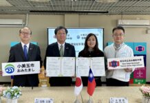 小美玉市內四所學校與淡水國中簽訂教育協定，由淡水國中校長王潔雯（右2）與小美玉市教育長羽鳥文雄（左2）簽訂，新北市教育局副局長劉明超（右1）與小美玉市副市長深谷一広（左1）見證