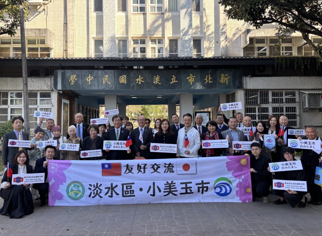 雙方於校門口大合照，期待未來發展更多交流