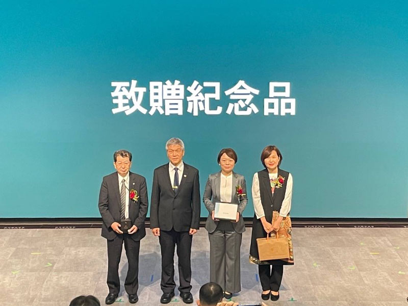 由左至右：福島縣金山町副町長栗田哲也、台北捷運副總經理詹文滔、公益財團法人日本台灣交流協會台北事務所新聞文化部長代理部長 室長古跡優香、中華民國外交部亞東太平洋司總領事張淑玲於活動現場互贈紀念品並合影，象徵台日鐵道文化交流與城市合作情誼深化。圖/主辦單位