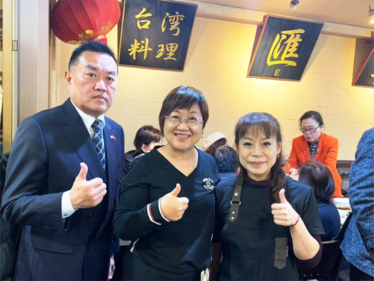 左：彭勻孝會長、中：徐佳青委員長