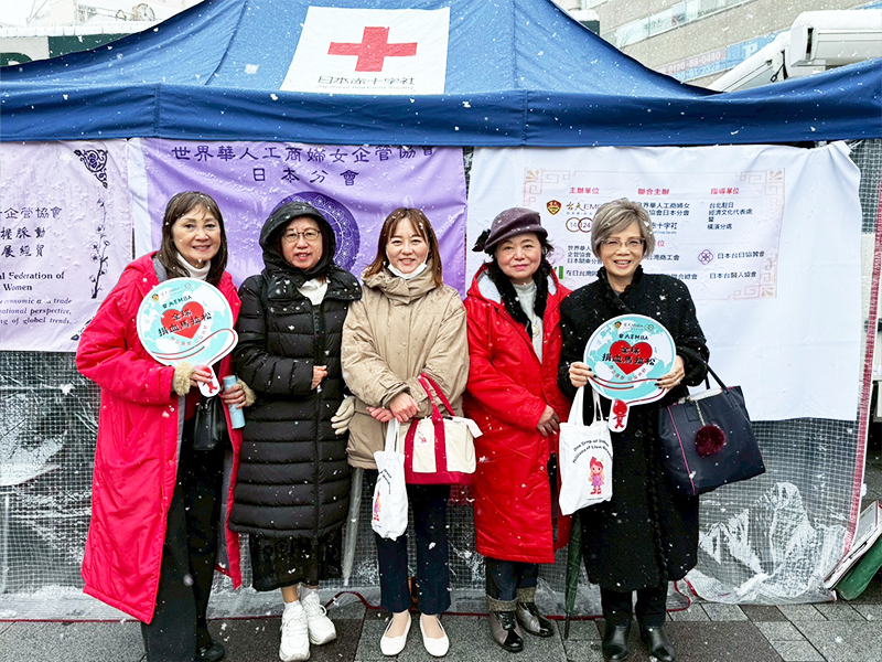 歷屆名譽會長左1:尹世玲、左2錢妙玲、右1陳玉櫻、右2現任蕭悧悧會長和僑務組李承芸副組長