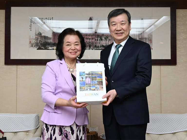 世華日本分會蕭悧悧會長帶領執行部拜會李逸洋大使