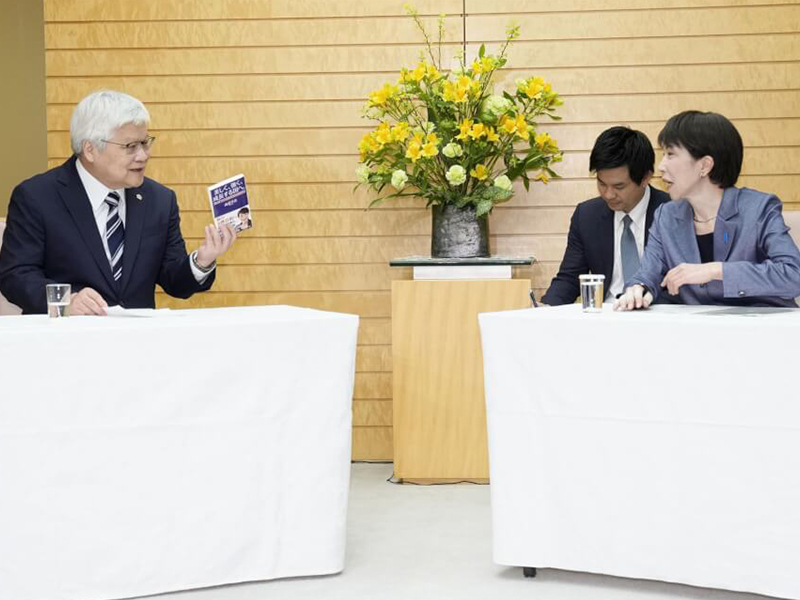 晶圓代工廠台積電董事長魏哲家（左）5日與日本首相高市早苗（右）會面。（圖:中央社）