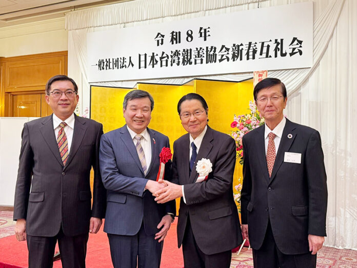 右2:日本台湾親善協会会長衛藤征士郎、右1:副会長並木正芳、左2:台北駐日經濟文化代表處大使李逸洋、左1:台北駐日經濟文化代表處副代表周學佑、 (圖:台北駐日經濟文化代表處) 右2:日本台湾親善協会会長衛藤征士郎、右1:副会長並木正芳、左2:台北駐日經濟文化代表處大使李逸洋、左1:台北駐日經濟文化代表處副代表周學佑、 (圖:台北駐日經濟文化代表處)