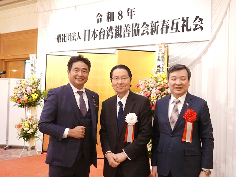 中:日臺親善協會會長衛藤征士郎、左:參議員松下新平、右:台北駐日經濟文化代表處大使李逸洋(圖:李逸洋大使facebook)