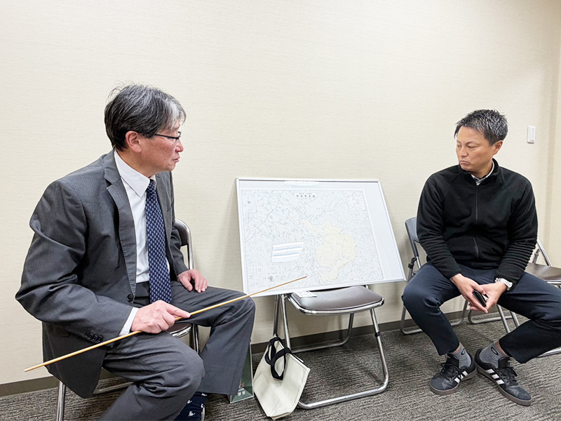 左：三輪副町長說明當地目前情況