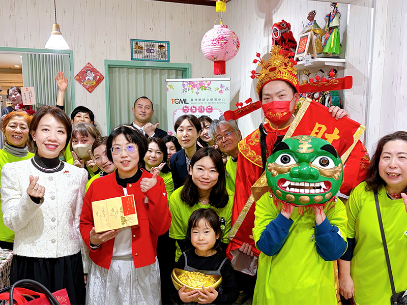 財神爺與師生們同慶揭牌時刻