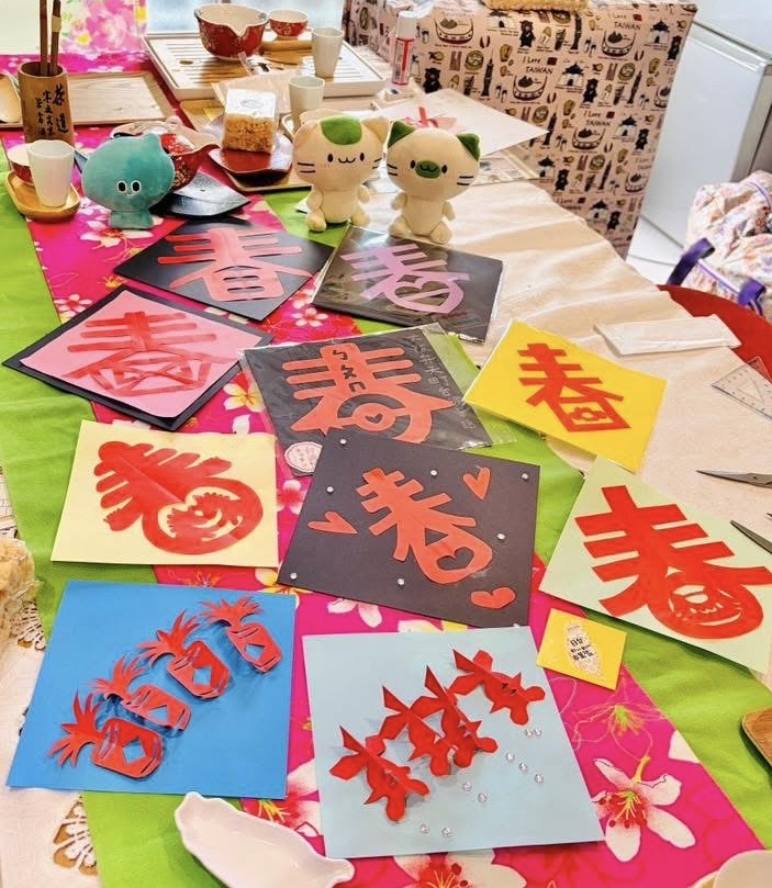參加民眾展現多樣臺灣春節意象之剪紙作品(2月1日)