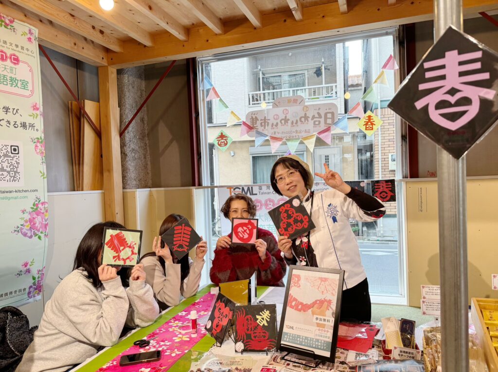 陳洳豔校長指導參加民眾體驗臺灣春節剪紙(1月31日)