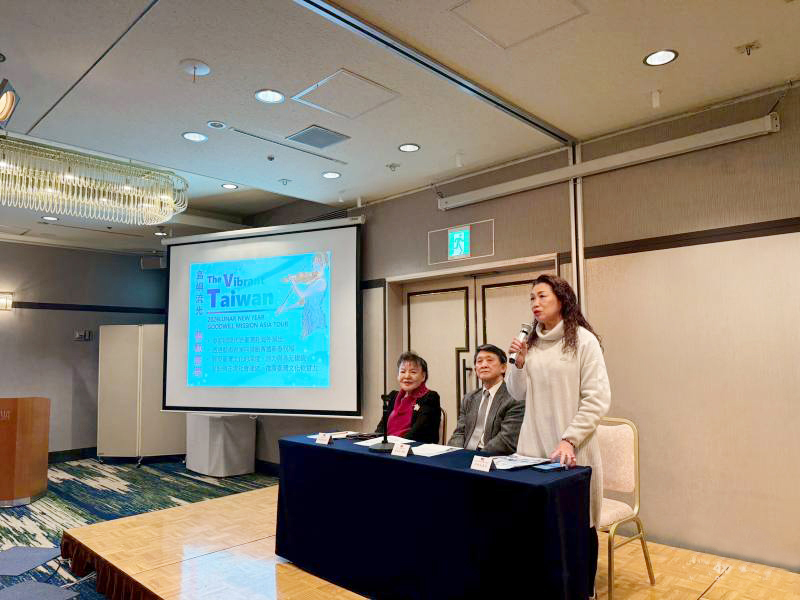 日本中華聯合總會會長羅鴻健(中)、春訪團執行委員長洪益芬僑務委員(右)及財務長林裕玲(左)(圖:駐日本代表處)