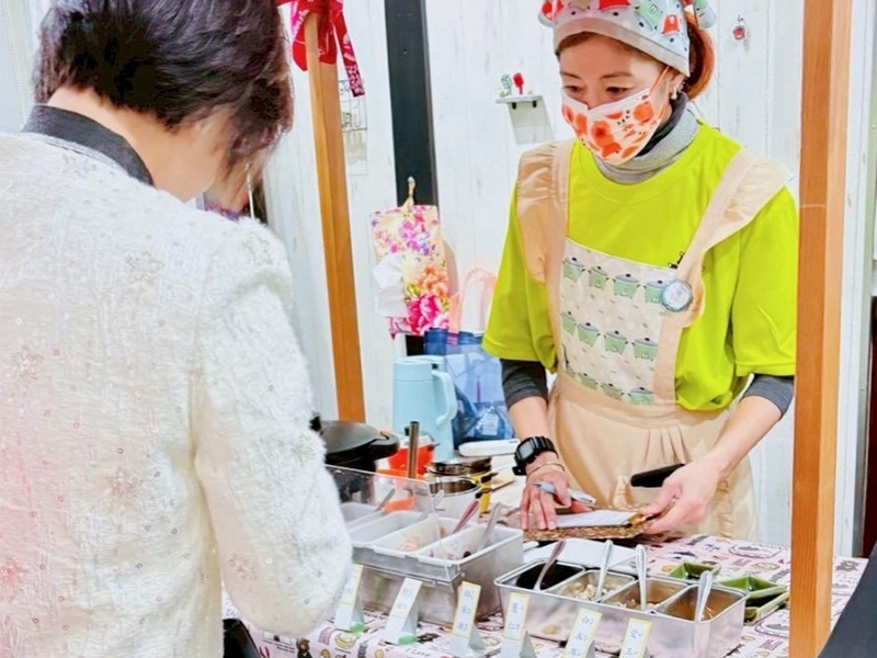 學生親手準備甜湯,讓來賓在大阪也能品味最道地的臺灣風味