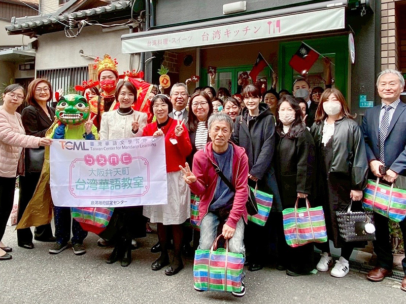 臺灣華語文學習中心大阪弁天町揭牌齊聚一堂合影