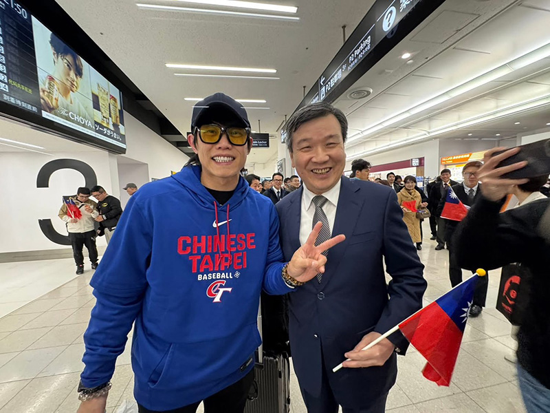 陳冠宇(左)和李逸洋大使(右)的合照