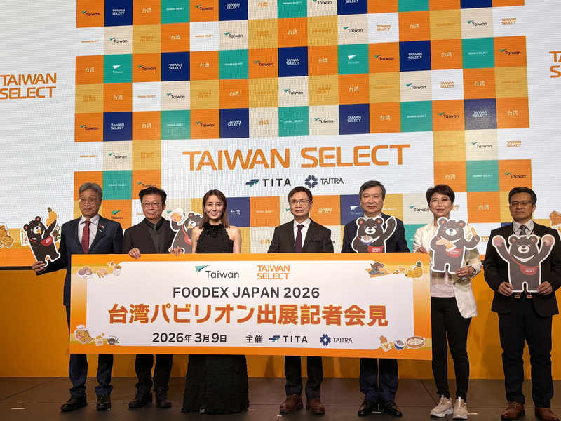 東京國際食品展10日開幕，台灣有194家食品企業組成「台灣館」參展，規模再創新高，9日舉行展前記者會暖身。圖中左起農業部長陳駿季、立委郭國文、日本女星矢田亞希子、外貿協會董事長黃志芳、駐日代表李逸洋、立委陳亭妃、原住民族委員會副主委谷縱．喀勒芳安。（圖:中央社）