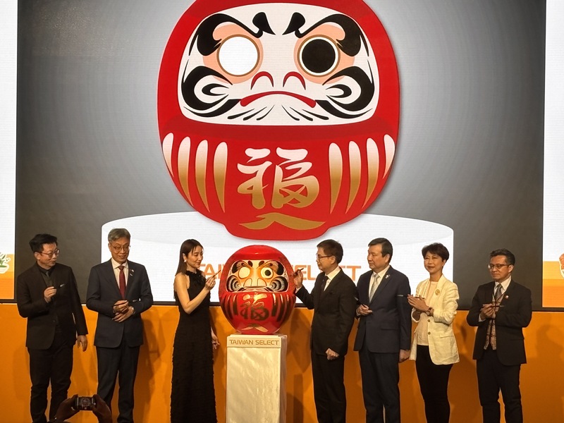 東京國際食品展10日開幕，台灣館參展規模再創新高，9日舉行展前記者會，與會來賓進行「達摩點睛」儀式。左起立委郭國文、農業部長陳駿季、日本女星矢田亞希子、外貿協會董事長黃志芳、駐日代表李逸洋、立委陳亭妃、原住民族委員會副主委谷縱．喀勒芳安。（圖:中央社）