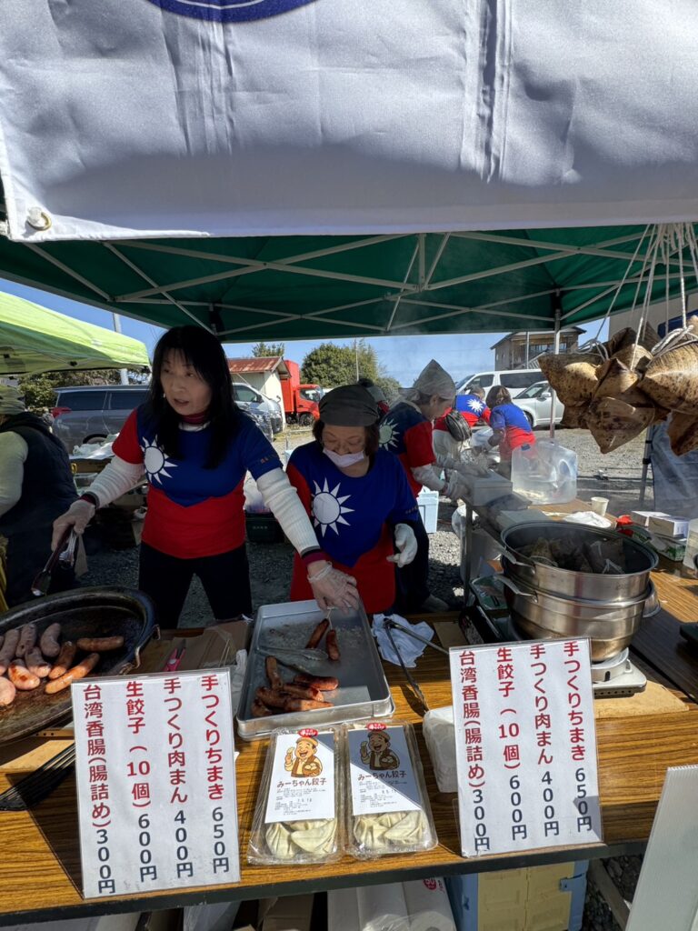 理事們忙著做料理