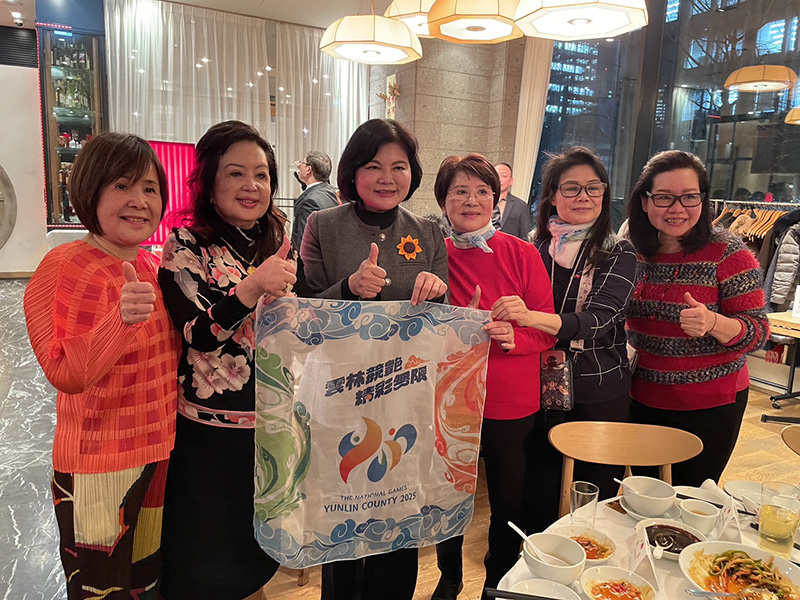 張縣長致贈絲巾