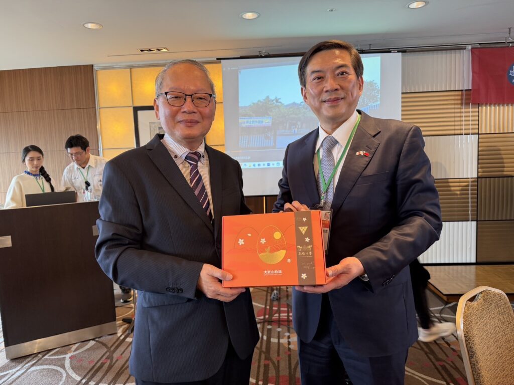 高雄中學校長莊福泰贈送高雄特產大武山雞蛋卷給副代表周學佑