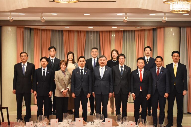 李代表が自民党青年局議員らを招いて夕食会　台湾海峡の平和と経済連携強化で一致