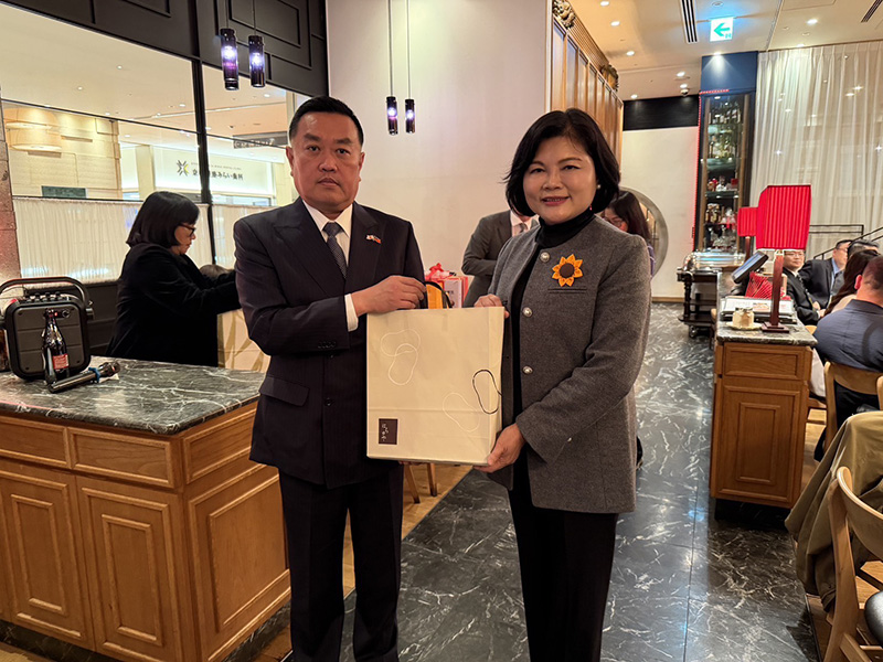 互贈禮物(左：彭勻孝會長、右：張麗善縣長)