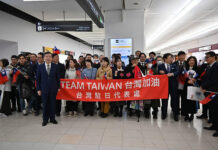 僑胞們一起参加接機