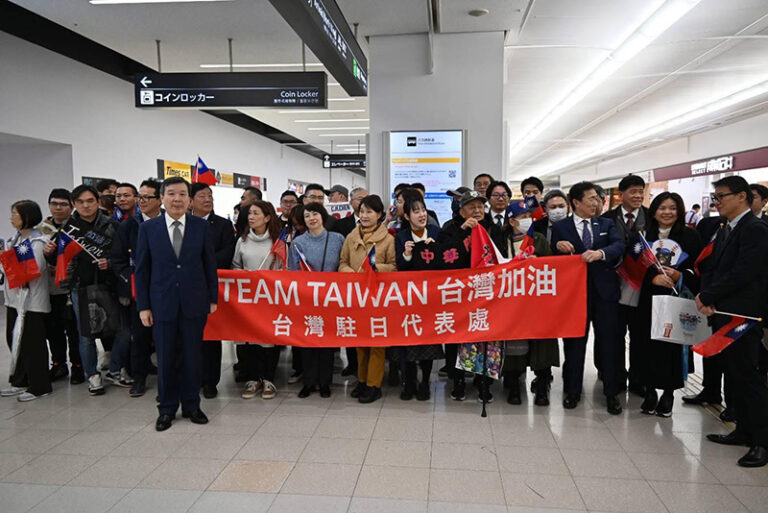 僑胞們一起参加接機