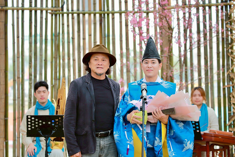 アーティスト　王文志さんと歌手の大西貴浩さん