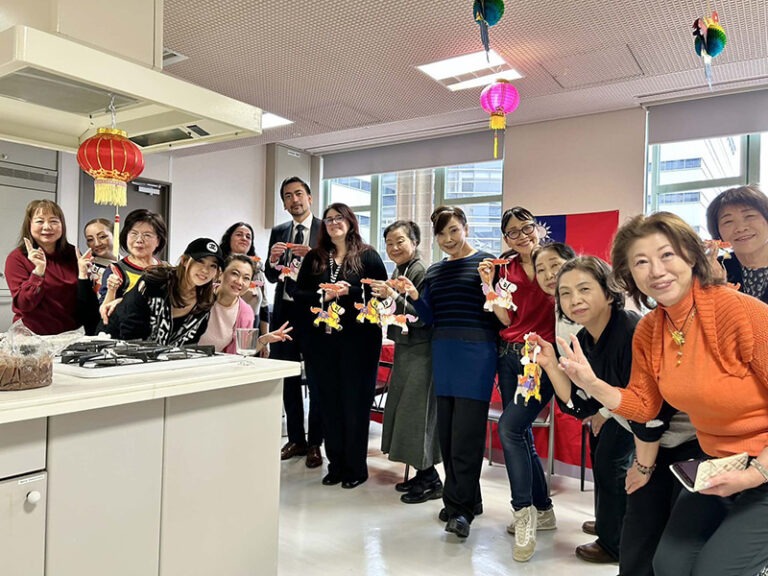 台灣國際交流茶話會會長宮永利智主辦在神戶六甲島舉辦台灣元宵料理派對　多國人士共賞燈籠文化