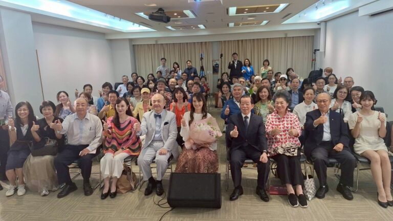 災害支援に感謝の交流　真氣さんが歌唱