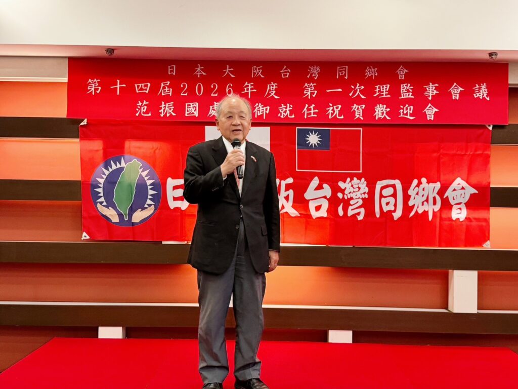 中華總會名譽會長洪里勝信先生進行祝酒