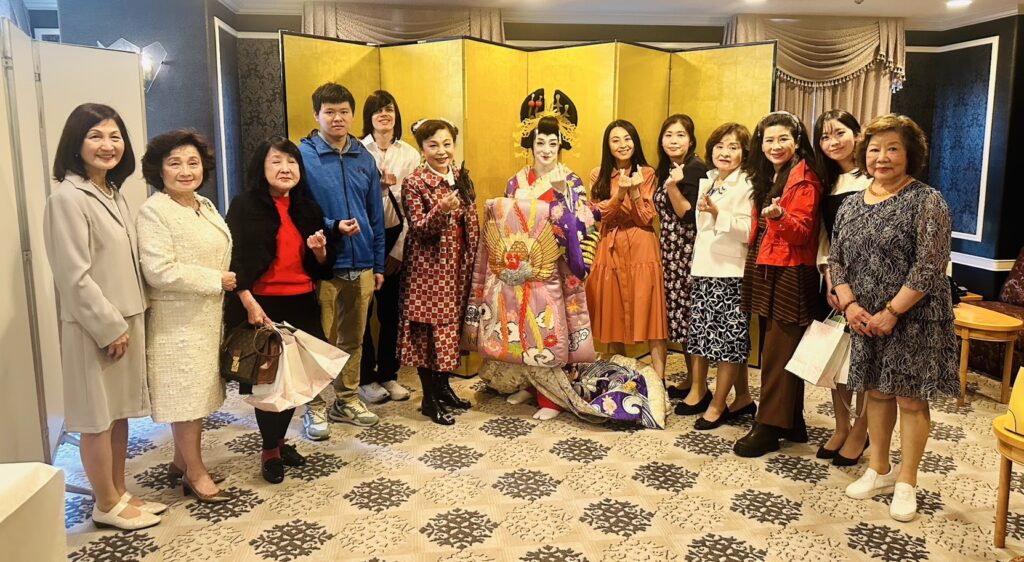 門戸龍ニ和台灣僑胞合影