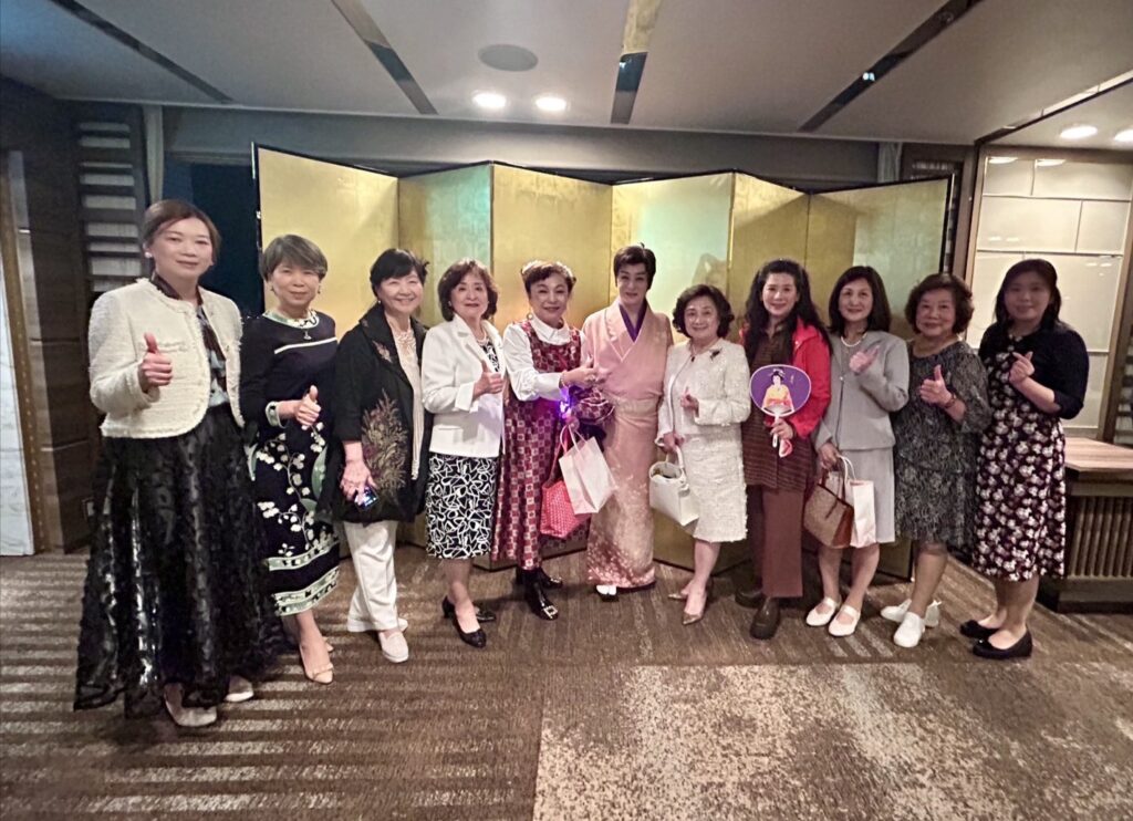 門戸龍ニ在表演結束後與來賓合影