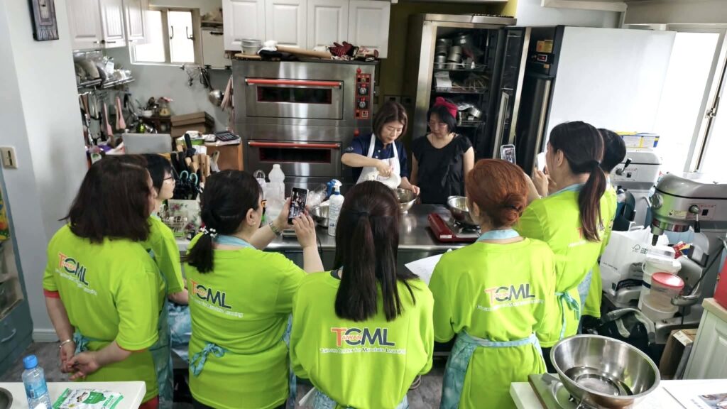 陳洳豔校長擔任實作課程助手，讓學員們能順利參與體驗藥膳點心實作