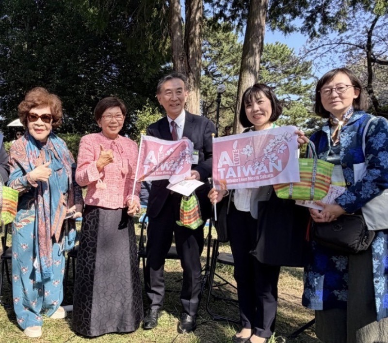 左1: 周游製作人 左2: 陳秀麗董事長 中: 岩城局長 (仙台市文化觀光局) 右2: 柴又課長 右1: Meet Taiwan台灣華語·文化教室 代表張菁砡