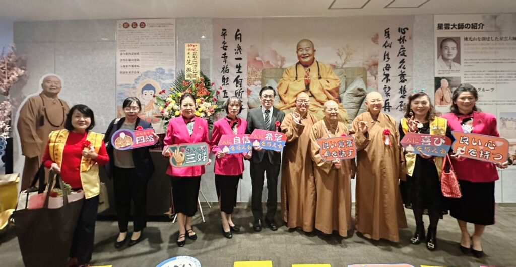 左1:日本大阪台灣同鄉會 會長代行 林寿美、左2:大阪經濟文化辦事處 僑務課黃麗婷秘書、右3:佛光山日本地區總住持 䆁滿潤法師、右4:菲律賓佛光山總住持䆁永光法師、右5:大阪佛光山寺住持=䆁如泉法師