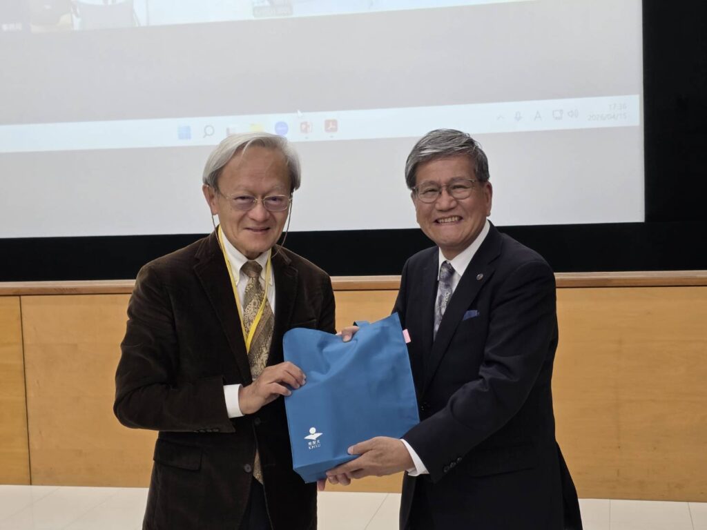 熊本保健科學大學校長（右）竹屋元裕致贈新港文教基金會創辦人陳錦煌（左）禮物
